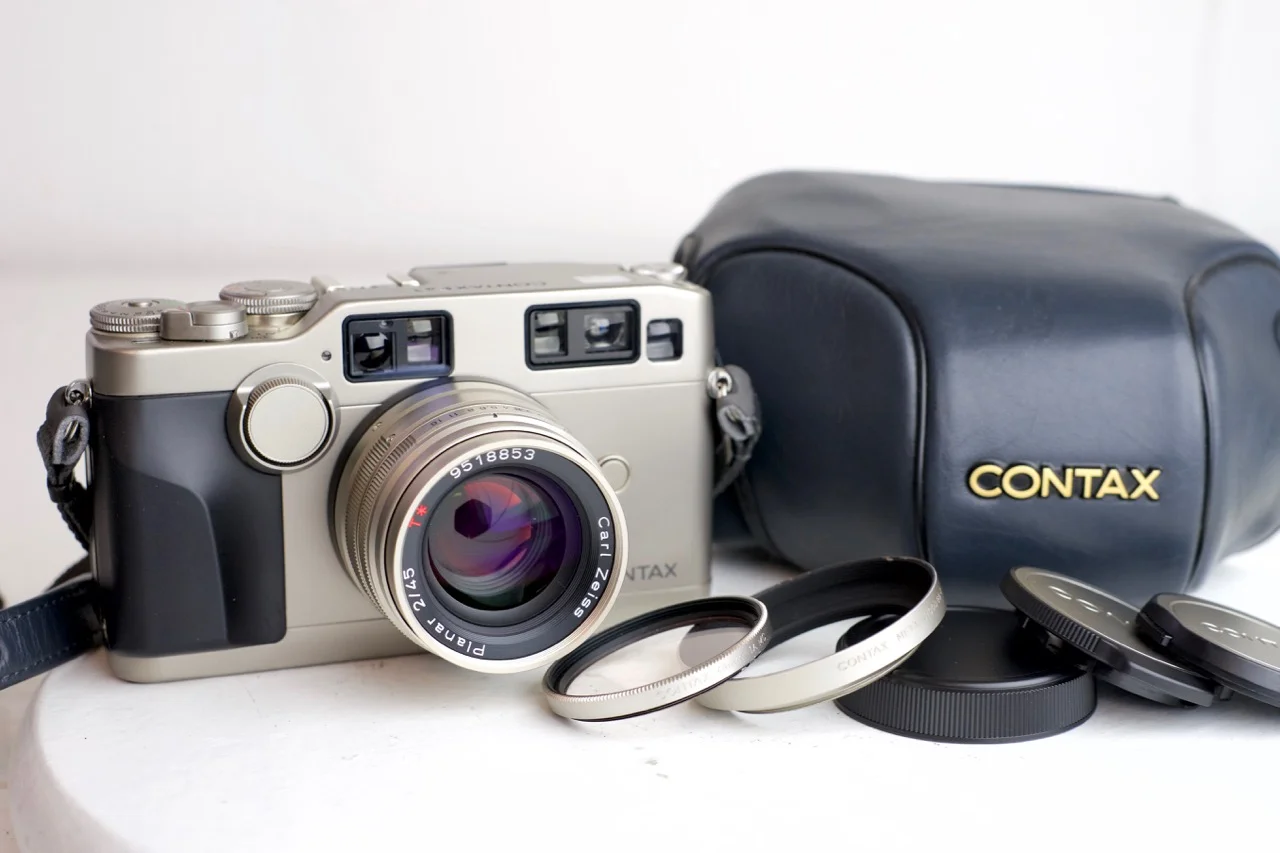 CONTAX Carl Zeiss 35mm F2 レンズ G1 G2 カメラ Amazon.com : Carl Zeiss Contax G1 Camera with Contax Biogon